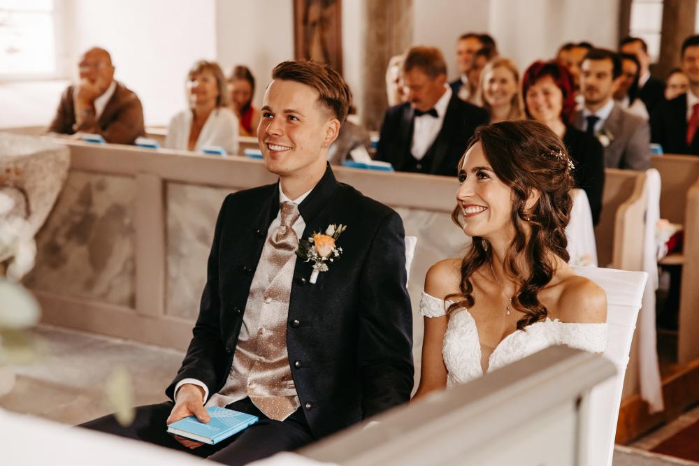 Brautpaarfoto in Kirche, Hochzeitsbegleitung, emotional Storytelling