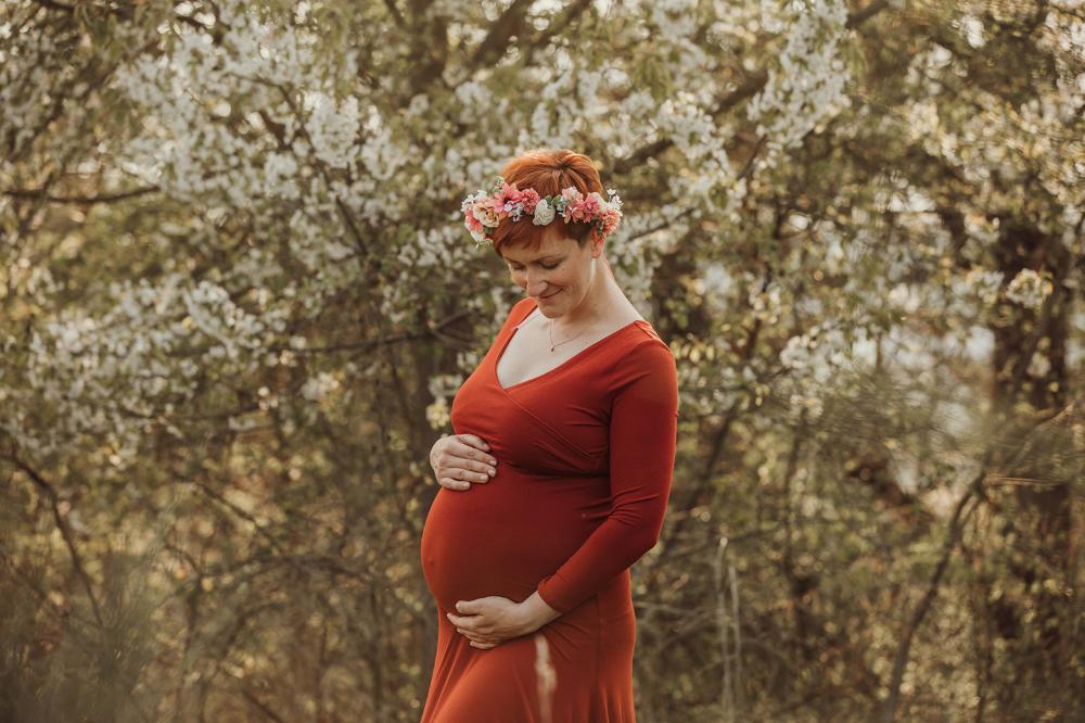 Babybauchbild mit Blumenkranz zum ausleihen