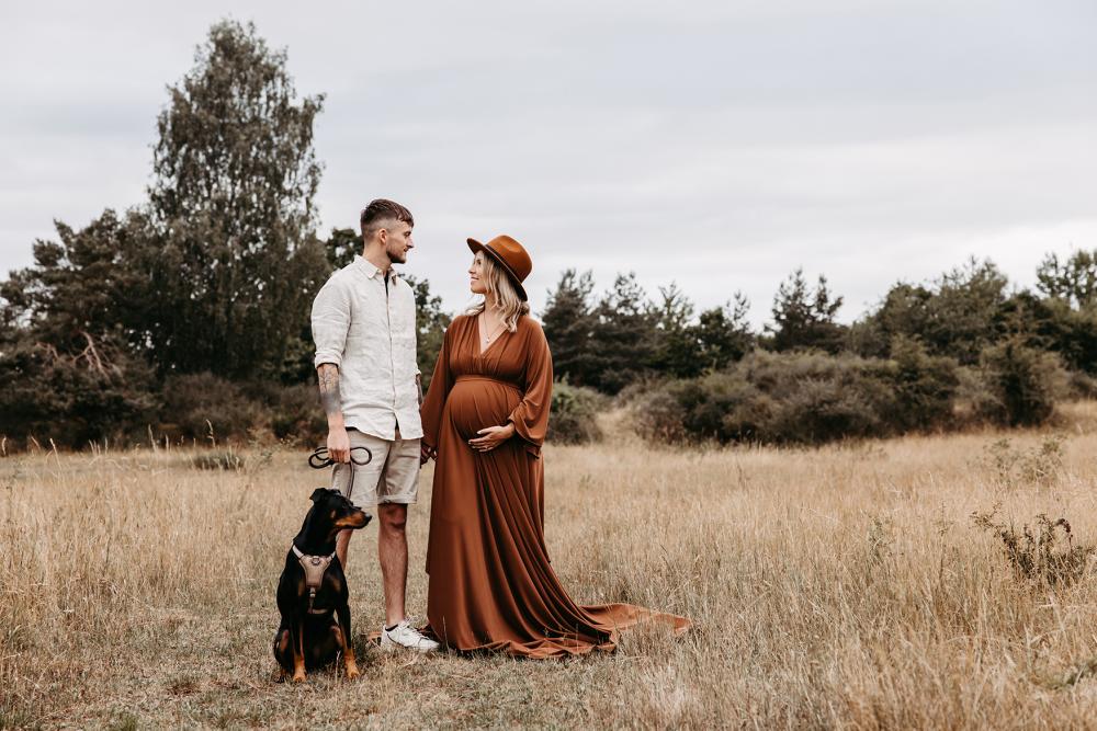 Babybauchfotos mit Hund Schwangerschaft Fotoshooting