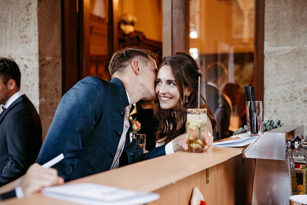 Brautpaar an Bar, Kuss, Hochzeitsfotograf Vogtland Thüringen Hof Plauen