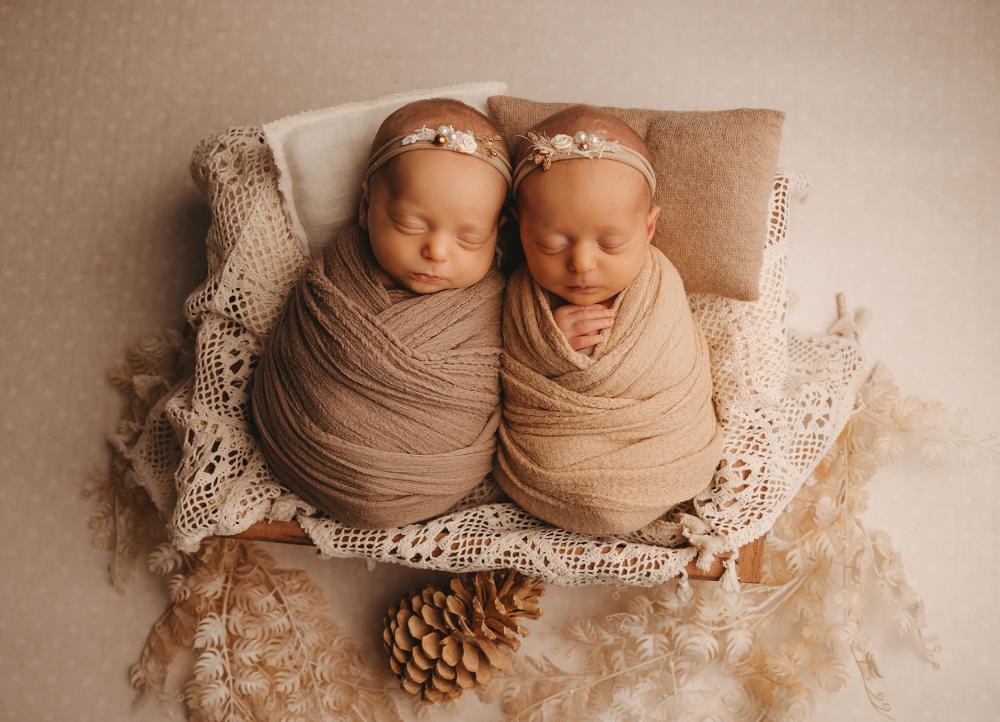Zwillinge im Fotostudio für neugeborenen Fotografie