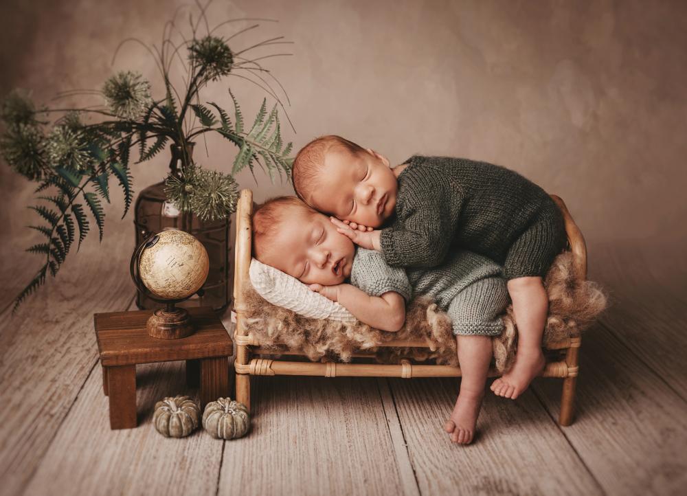 neugeborene Zwillinge im Bett